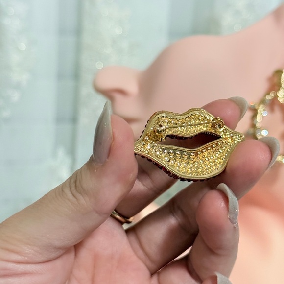 Red Crystal Lip Brooch - Picture 6 of 6